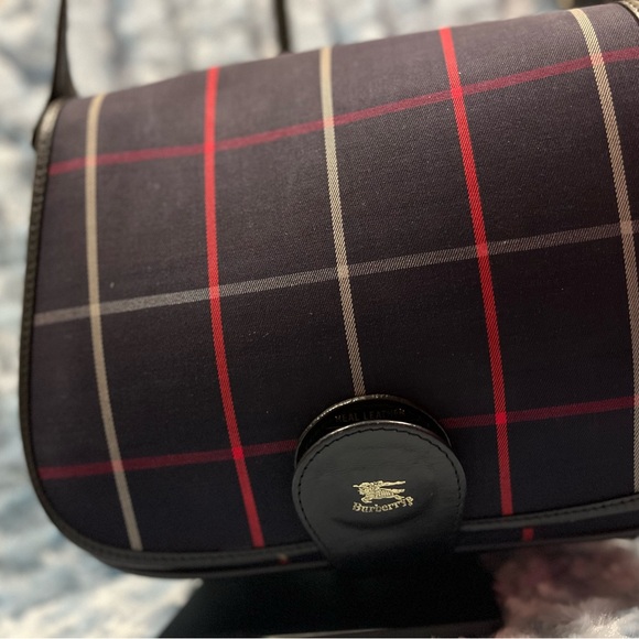 Burberry crossbody in great condition - Picture 1 of 4